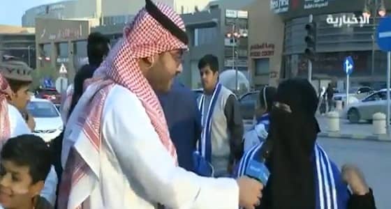 شاهد.. مواطنة توزع الحلوى بعد فوز الهلال بـ دوري أبطال آسيا 2019