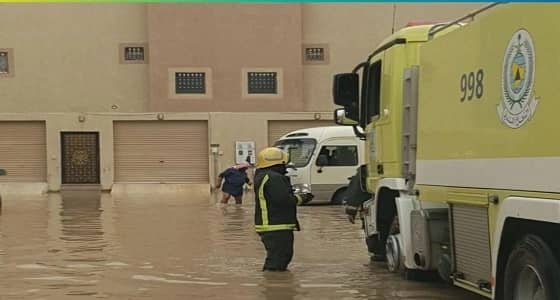 بالصور.. احتجاز حافلة مدرسية بتجمع لمياه الأمطار ومدني بريدة يباشر