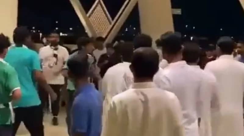 بالفيديو.. شجار بين جماهير الأهلي عقب الخسارة أمام الرائد