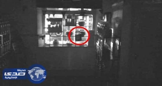 بالصور.. شبح طفلة يقتحم متجر ويُثير رعب صاحبه