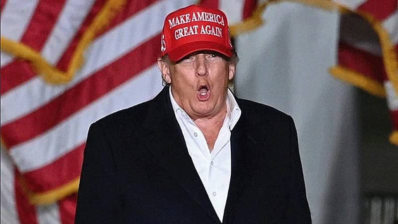 صورة..ترامب يظهر رفقة زعيم عصابة