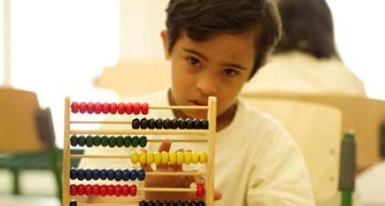 والد طفل مصاب بالتوحد: الأطفال ضحية إهمال وزارات الصحة والتعليم والعمل