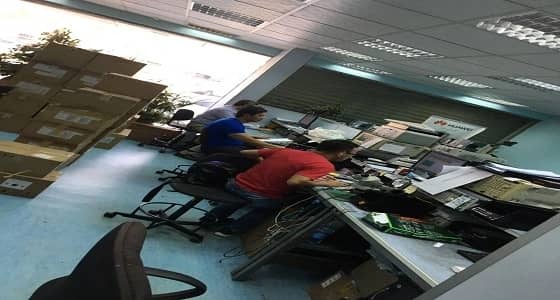 بالصور.. كشف حيلة عمالة وافدة للعمل في صيانة الجوالات بالرياض