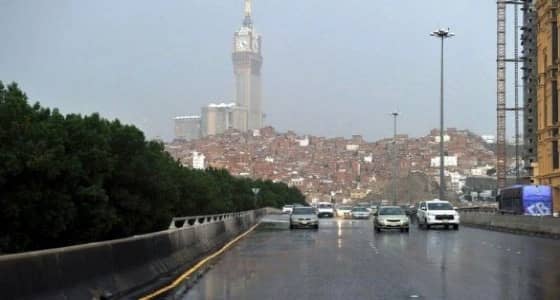 أمطار وسيول تسود أجواء مكة