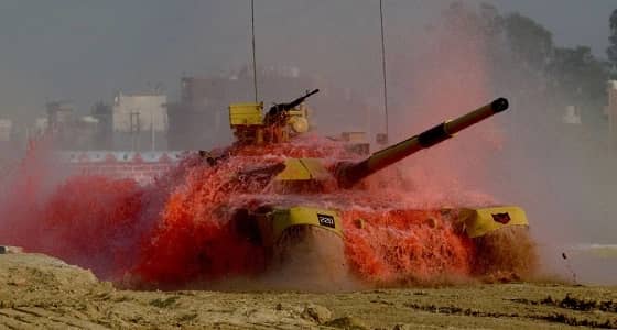 شاهد.. قفزات «الدبابة الطائرة» في الهند