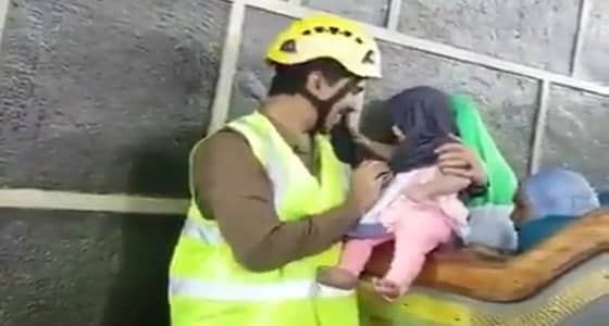 شاهد.. رجل أمن يلبي رغبة طفلة في تقبيل الكعبة المشرفة