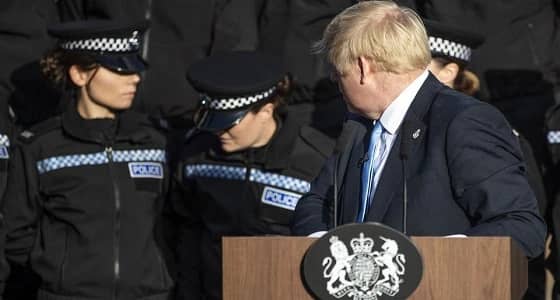 بالفيديو.. ردة فعل رئيس وزراء بريطانيا على إغماء شرطية تقف وراءه أثناء إلقاء خطابه 