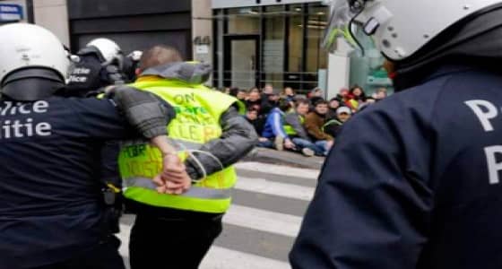 " ماكرون " يقرر رفع الأجور وتخفيض الضرائب