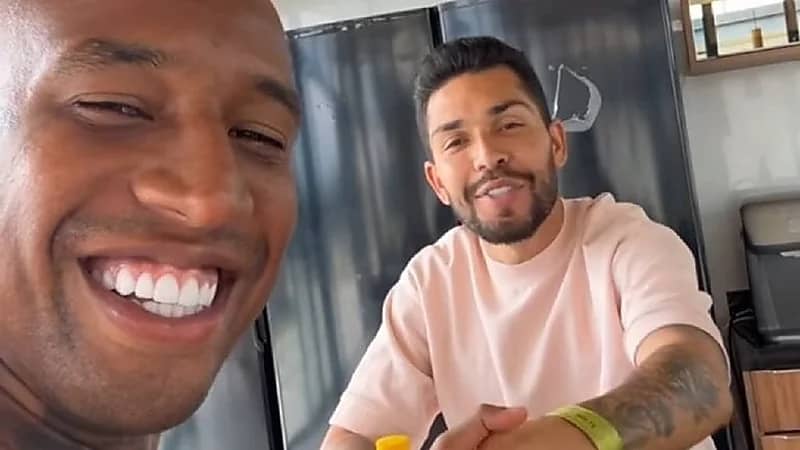 مصافحة أخوية بين تاليسكا وبيتروس .. صورة