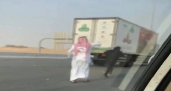 فتاة تقذف بنفسها بين عجلات المركبات بطريق مكة - جدة السريع