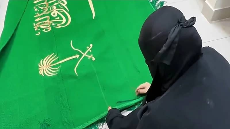 علم المملكة المنسوج بأيدي أم سعود بالسدو يكتمل.. فيديو