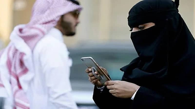 بنية الزواج..مواطن يهدي امرأة جوالا ثم يطالب بحقه