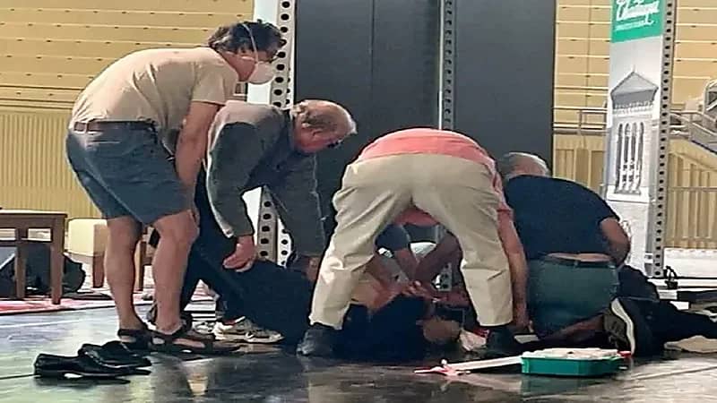 بالفيديو.. لحظة تعرض سلمان رشدي للطعن على خشبة المسرح في نيويورك