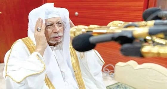 بالفيديو.. عودة الشيخ علي ملا للأذان من داخل مكبرية الحرم بعد وعكته الصحية