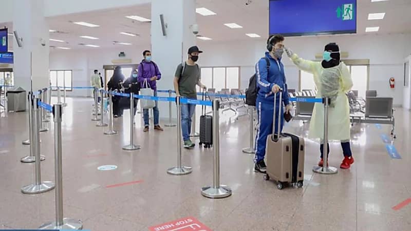 بالفيديو.. وصول آخر الرحلات الجوية بعد تعليق دخول القادمين من 20 دولة