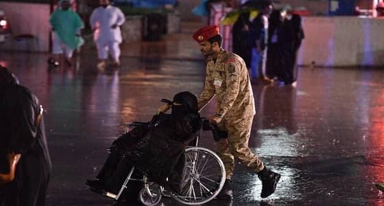 بالصور.. رجال الحرس الوطني في الجنادرية يسطرون معاني الإنسانية