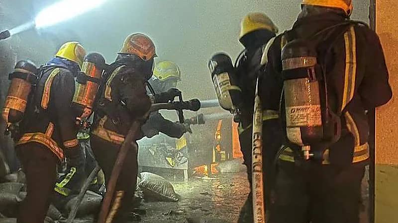 "مدني الأحساء" ينجح في إخماد حريقًا بمحل تجاري