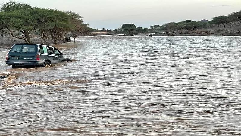 مرور حائل يعاقب مواطن عبر بمركبته أحد الأودية