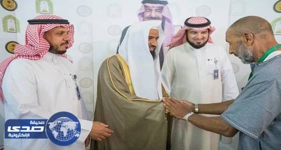 بالصور.. إمام الحرم النبويّ يهنئ حجاج فلسطين