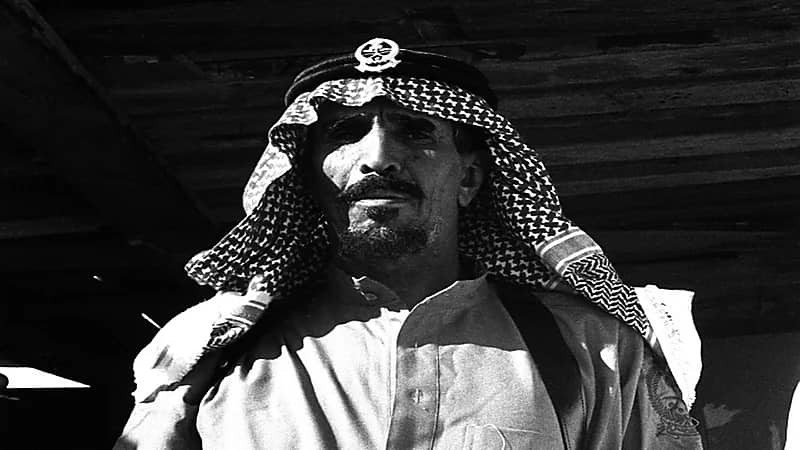 صورة تظهر أحد أفراد الحرس الوطني بالزي التقليدي أثناء عمليات عاصفة الصحراء