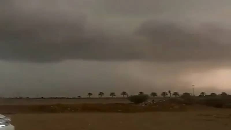 بالفيديو.. مشهد لسحابة سوبرسل غرب الخرمة