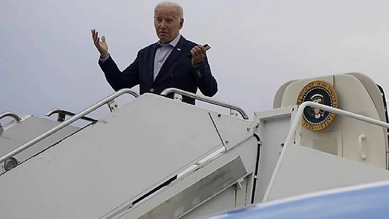 شاهد .. لحظة سقوط أحد أفراد فريق بايدن من على متن طائرة الرئاسة