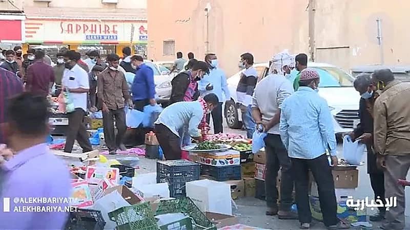 شاهد.. تكدس العمالة السائبة بحي البطحاء  في الرياض