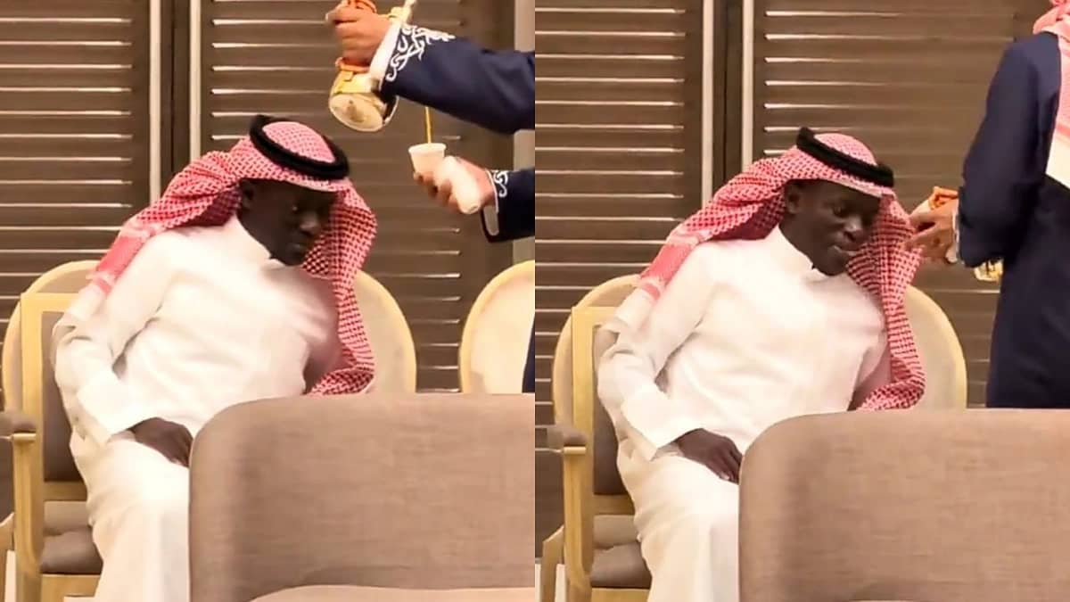 كانتي يخطف الأنظار بظهوره بالثوب في زفاف معاذ فقيهي .. فيديو