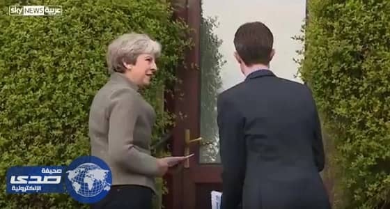 بالفيديو.. تيريزا ماي تتعرض لموقف محرج