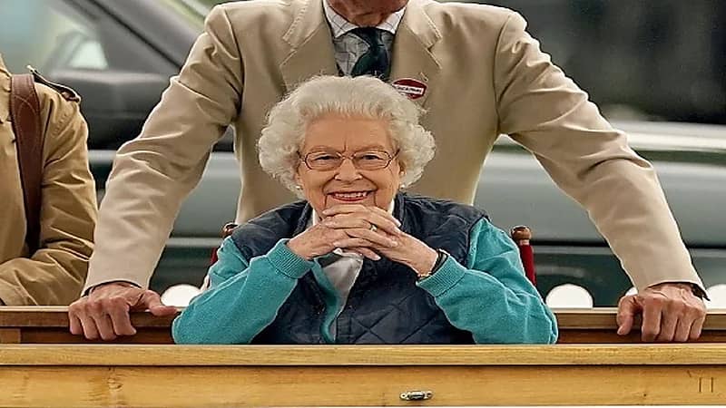 صور.. إطلالة شبابية للملكة إليزابيث تخطف الأنظار