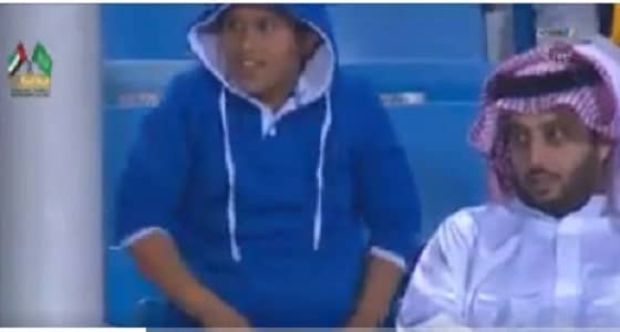 بالفيديو.. المشجع المجاور لـ تركي آل الشيخ يفوز بسيارة في مباراة النصر والوحدة