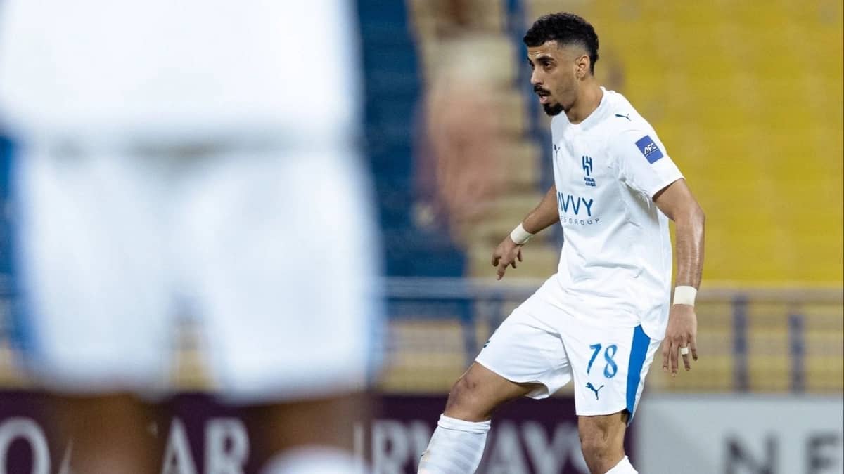 لاجامي يغادر اللقاء بعربة الإسعاف بعد إصابة خطيرة .. فيديو