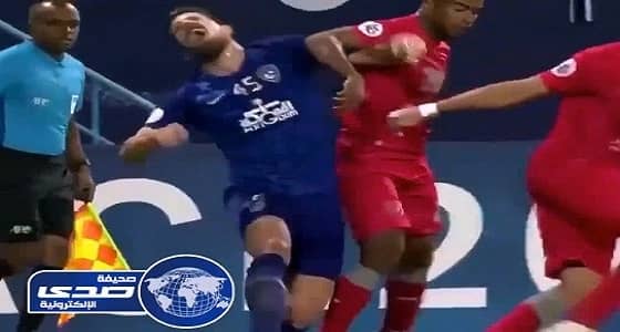 بالفيديو.. لاعب الدحيل يضرب دجينيك بـ " الكوع " أمام مساعد الحكم