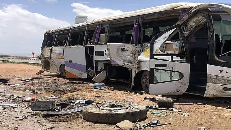 انقلاب حافلة يودي بحياة امرأة وإصابة 41 آخرين على طريق السيل