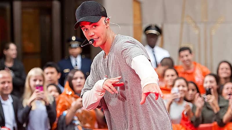 جاستن بيبر يصاب بشلل في الوجه