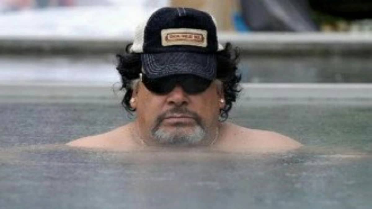 شبيه مارادونا يستعرض مهاراته بكرة التنس