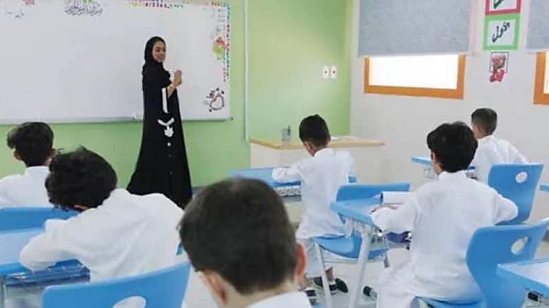 بسرعة بديهة .. معلمة تنقذ حياة طالب ابتلع عملات معدنية في الأفلاج