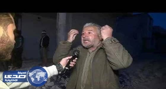 بالفيديو .. رسالة مؤثرة من عجوز سوري يشكو إجرام الأسد