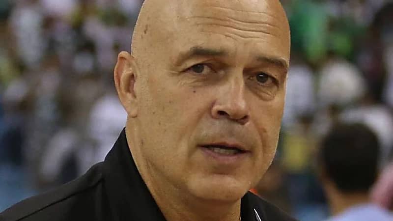 الطائي يفاوض مدرب الأهلي السابق جروس