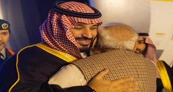 بالفيديو والصور.. رئيس الوزراء الهندي يحتضن ولي العهد بحفاوة فور وصوله