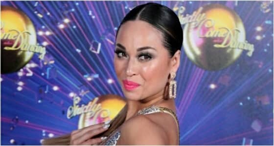 «راقصة» تتعرض للإحراج بعد سقوطها مرتين على المسرح