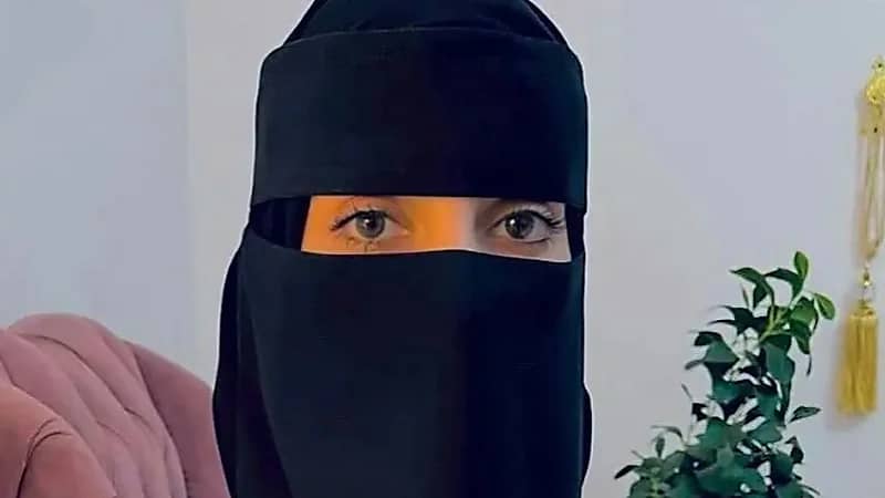 مبتعثة تحصل على منحة من وزير الدفاع الأمريكي