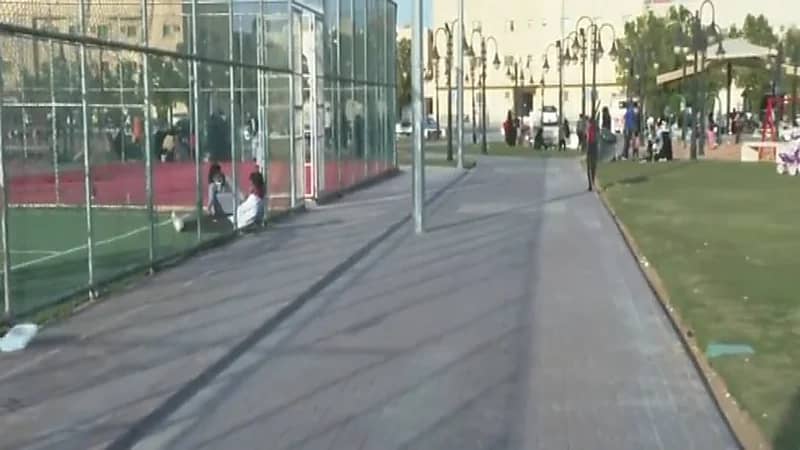 شاهد.. مخالفات لتطبيق الإجراءات الاحترازية في حديقة عامة بالرياض