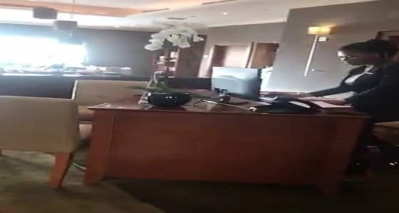 بالفيديو.. حكومة قطر تلزم العاملات في الأسواق والمطاعم بالتنانير القصيرة