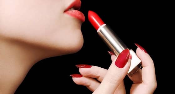 نصائح لمنع أحمر الشفاه من التغلغل في شقوق شفتيك