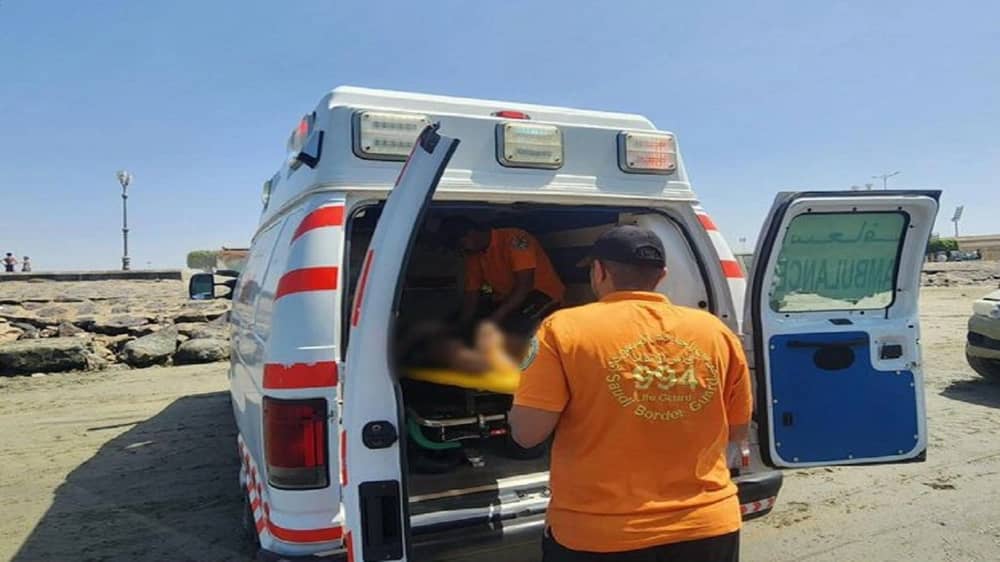 حرس الحدود يقدم المساعدة لمواطن تعرض لوعكة صحية في عرض البحر