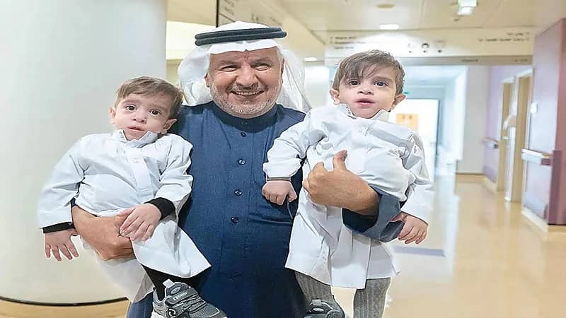 الربيعة يزور توأم سيامي عراقي بعد أشهر من فصلهما