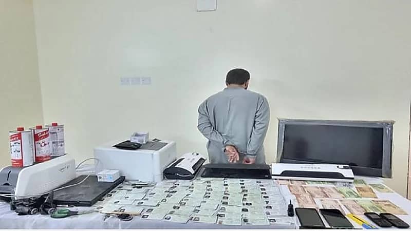 بالفيديو.. القبض على مقيم لتزويره إقامات ورخص سير بجازان