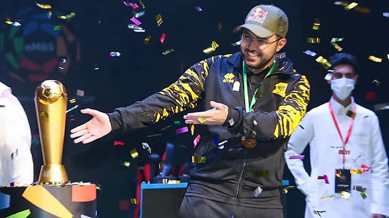 على طريقة حمدالله..مساعد الدوسري يحتفل بكأس الدوري السعودي الإلكتروني