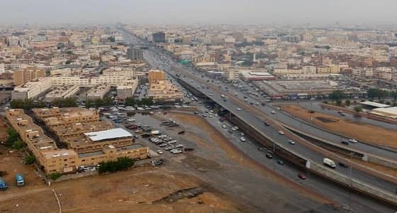بالصور.. انتظام الحركة المرورية بجدة رغم الأمطار وتنبيه للساعات المقبلة